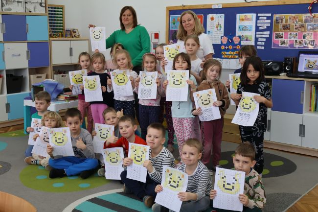 Wspólne zdjęcie przedszkolaków i nauczycieli