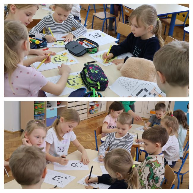 Dzieci siedzą przy stolikach i wykonują pracę z kodowania buzi Kubusia Puchatka,
