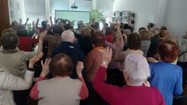 Uczestnicy spotkania, słuchacze UTW siedzą podczas wykładu