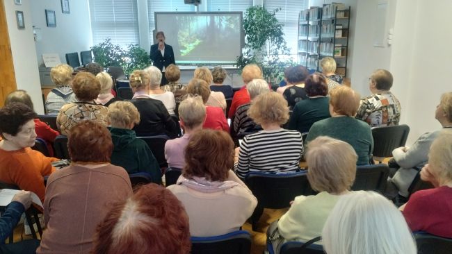 Uczestnicy spotkania, słuchacze UTW siedzą podczas wykładu