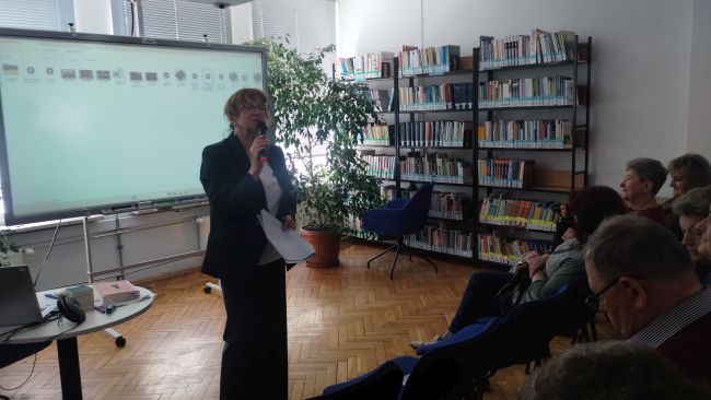Uczestnicy spotkania, słuchacze utw oglądają film wspomnieniowy