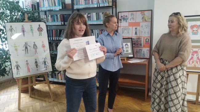 Prowadzące spotkanie wręczają podziękowania autorom prac.