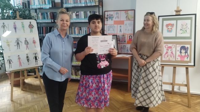 Prowadzące spotkanie wręczają podziękowania autorom prac.