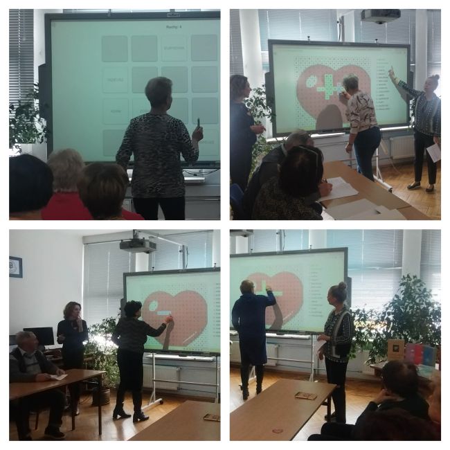 Kolaż zdjęć, na którym słuchacze Uniwersytetu Trzeciego Wieku z Tomaszowa Lubelskiego wykonują zadania na tablicy interaktywnej.