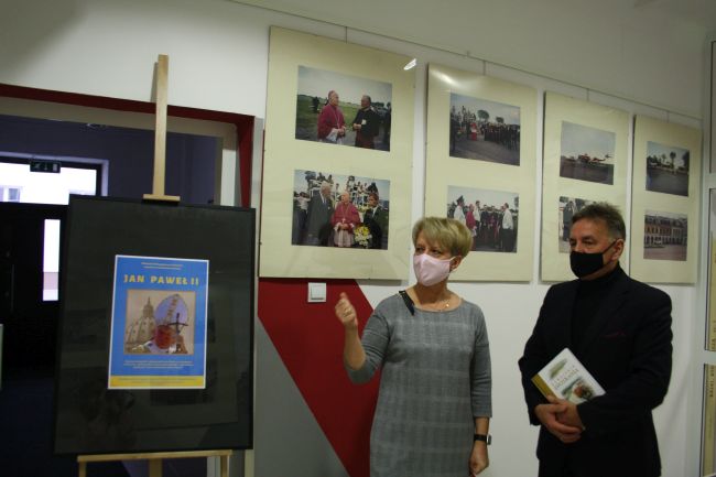 Na fotografii autor wystawy  - pan Janusz Kawałko i pani dr Dorota Mach – dyrektor Biblioteki Pedagogicznej w Zamościu.