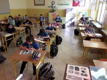 Uczestnicy warsztatów w klasie