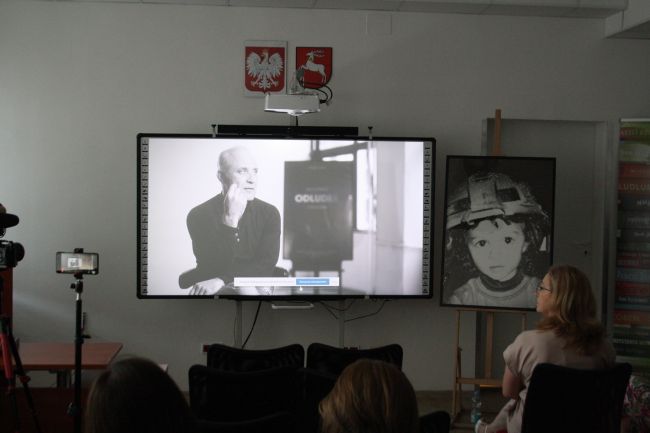 Na zdjęciu tablica interaktywna w czytelni Biblioteki Pedagogicznej, a na niej uchwycony fragment wywiadu z Przemysławem Bluszczem, lektorem książki Roberta Kulika.