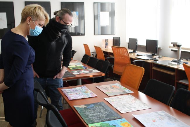 Na fotografii członkowie komisji oceniającej prace plastyczne regionalnego konkursu plastycznego „Baczyński jakiego nie znamy”