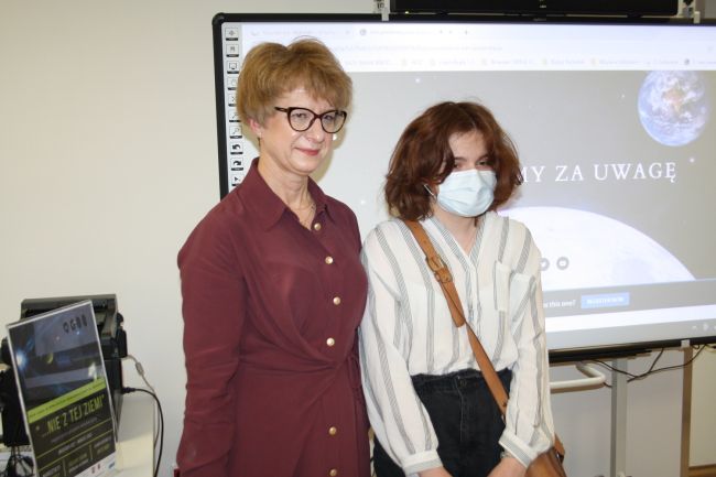 Zdjęcie pozowane, na którym znajduje się dr Dorota Mach wraz z jedną z laureatek konkursu.

