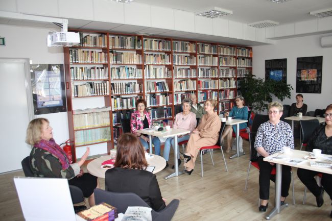Zdjęcie przedstawia spotkanie autorskie z pisarką Teresą Moniką Rudzką. Na zdjęciu widać widownię zgromadzoną na spotkaniu.