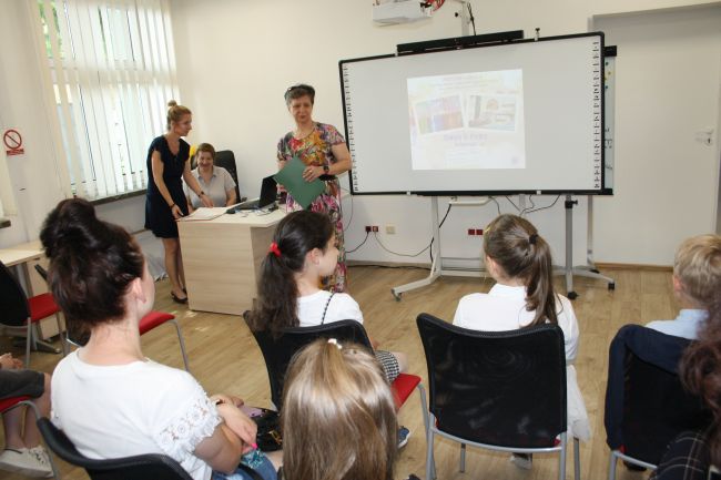 Na zdjęciu dyrektor Biblioteki Pedagogicznej w Zamościu przemawia do zebranych w czytelni laureatów konkursu 