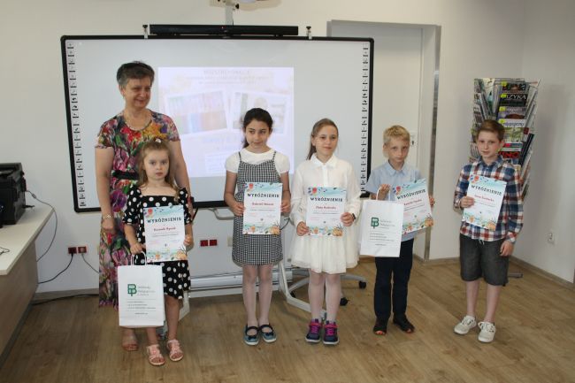 Grupowe zdjęcie laureatów konkursu 