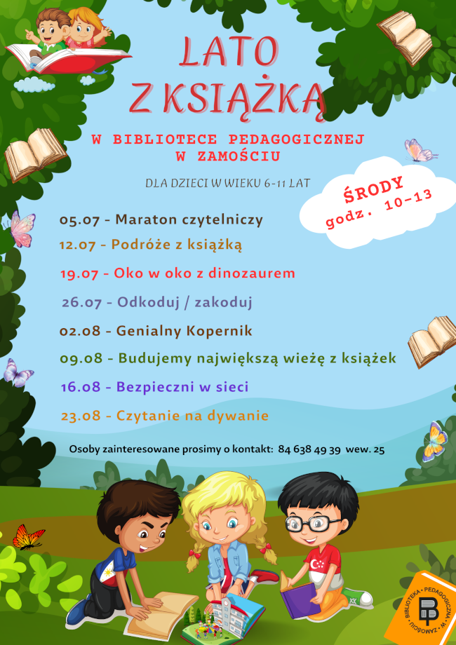 U góry plakatu widzimy fragmenty konarów drzew, na ich tle z lewej strony umieszczona jest grafika przedstawiająca chłopca i dziewczynkę lecących na otwartej książce. Poniżej tej grafiki mamy otartą książkę i 3 motylki rozmieszczone wzdłuż lewego boku plakatu. Z prawej strony plakatu, u góry znajduje się kolejna otwarta książka na tle konarów drzew. Poniżej znajduje się lecący motylek przedstawiony na tle nieba, pod nim mamy następną otwartą książkę i kolejnego motylka. U dołu plakatu są umieszczone dzieci, które siedzą. Jest to chłopiec, dziewczynka i chłopiec siedzą na trawie i wpatrują się w otwarte książki. Oglądają zawartość swoich książek. U góry plakatu umieszczony jest centralnie tytuł „Lato z książką” w Bibliotece Pedagogicznej w Zamościu dla dzieci w wieku 6-11 lat. Z prawego boku plakatu w chmurce umieszczona jest informacja o terminie spotkań: środy godz. 10-13.
Poniżej pod tytułem w części centralnej plakatu umieszczony jest harmonogram spotkań:
05.07	Maraton czytelniczy
12.07	Podróże z książką
19.07	Oko w oko z dinozaurem
26.07	Odkoduj / zakoduj
02.08	Genialny Kopernik
09.08	Budujemy największą wieżę z książek
16.08	Bezpieczni w sieci
23.08	Czytanie na dywanie
Pod harmonogramem znajduje się kolejny napis:
Osoby zainteresowane prosimy o kontakt:  84 638 49 39  wew. 25
W prawym dolnym rogu widnieje logo Biblioteki Pedagogicznej w Zamościu. U góry plakatu widzimy fragmenty konarów drzew, na ich tle z lewej strony umieszczona jest grafika przedstawiająca chłopca i dziewczynkę lecących na otwartej książce. Poniżej tej grafiki mamy otartą książkę i 3 motylki rozmieszczone wzdłuż lewego boku plakatu. Z prawej strony plakatu, u góry znajduje się kolejna otwarta książka na tle konarów drzew. Poniżej znajduje się lecący motylek przedstawiony na tle nieba, pod nim mamy następną otwartą książkę i kolejnego motylka. U dołu plakatu są umieszczone dzieci, które siedzą. Jest to chłopiec, dziewczynka i chłopiec siedzą na trawie i wpatrują się w otwarte książki. Oglądają zawartość swoich książek. U góry plakatu umieszczony jest centralnie tytuł „Lato z książką” w Bibliotece Pedagogicznej w Zamościu dla dzieci w wieku 6-11 lat. Z prawego boku plakatu w chmurce umieszczona jest informacja o terminie spotkań: środy godz. 10-13. Poniżej pod tytułem w części centralnej plakatu umieszczony jest harmonogram spotkań: 05.07 Maraton czytelniczy 12.07 Podróże z książką 19.07 Oko w oko z dinozaurem 26.07 Odkoduj / zakoduj 02.08 Genialny Kopernik 09.08 Budujemy największą wieżę z książek 16.08 Bezpieczni w sieci 23.08 Czytanie na dywanie Pod harmonogramem znajduje się kolejny napis: Osoby zainteresowane prosimy o kontakt: 84 638 49 39 wew. 25 W prawym dolnym rogu widnieje logo Biblioteki Pedagogicznej w Zamościu.