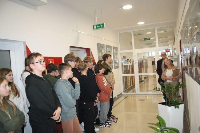 Autor wystawy Artur Wąsik oraz wicedyrektor Biblioteki Pedagogicznej w Zamościu Anetta Sienkiewicz podczas wernisażu wysawy 