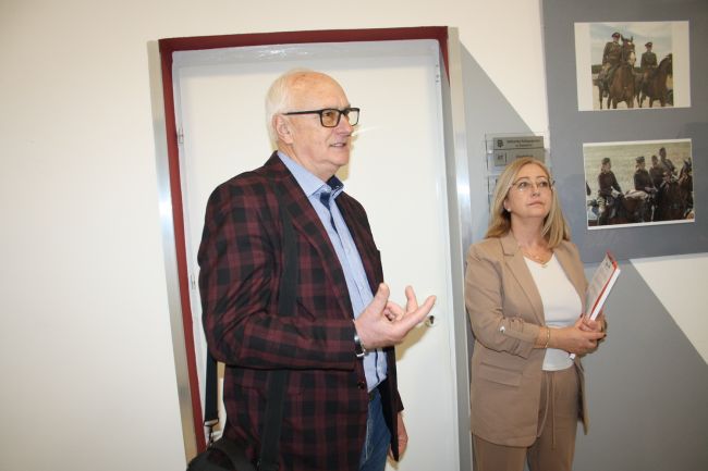 Autor wystawy Artur Wąsik oraz wicedyrektor Biblioteki Pedagogicznej w Zamościu Anetta Sienkiewicz podczas wernisażu wystawy 