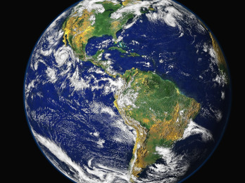 Ilustracja przedstawia planetę Ziemię widzianą z kosmosu. Na ilustracji widać Amerykę Północną i Amerykę Południową.