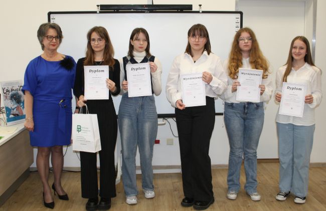 laureaci Wojewódzkiego Konkursu Czytelniczego „Czy znasz…?”, kl. 7-8
