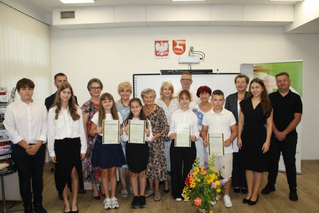 Zdjęcie zbiorowe uczestników akcji Narodowe Czytanie.