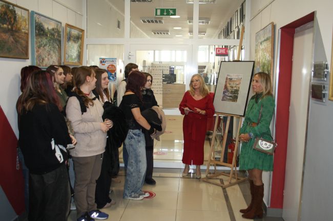 Autorka wystawy wraz z uczestnikami