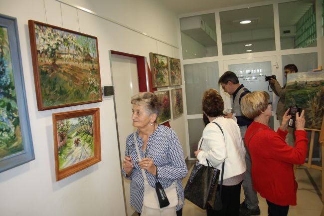 Ludzie oglądają wystawę