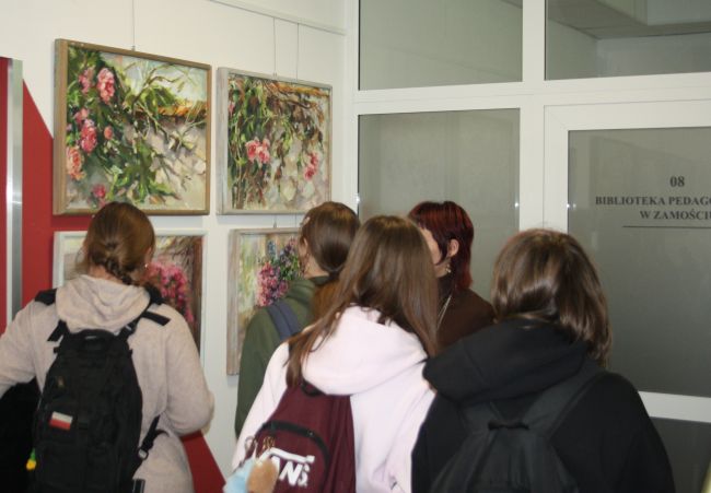 Ludzie oglądają wystawę