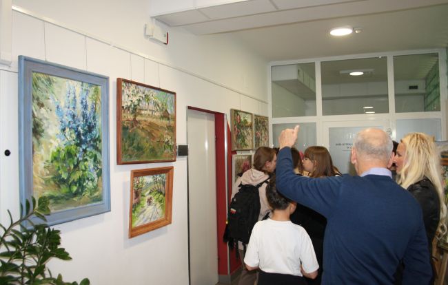 Ludzie oglądają wystawę