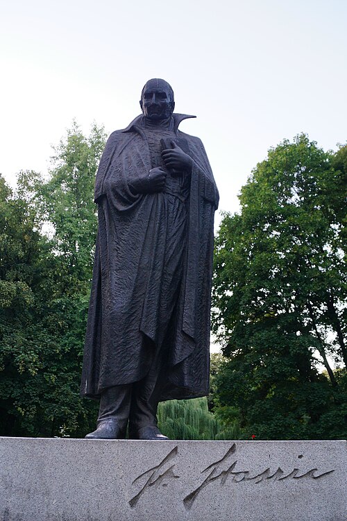 Zdjęcie przedstawia pomnik Stanisława Staszica w parku jego imienia w Łodzi.