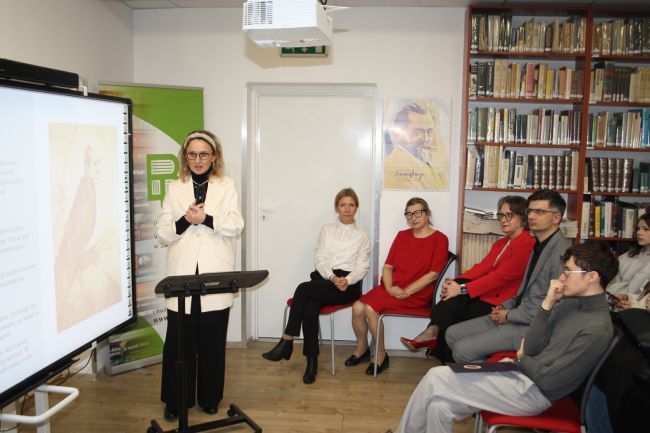 Beata Wasilewska-Wnuk prezentuje swój wykład.