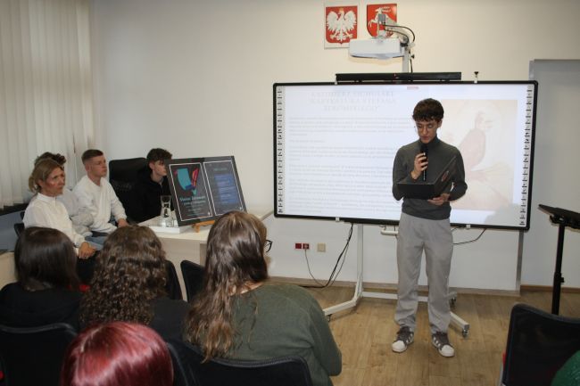 Miłosz Kucharski, uczeń I LO w Zamościu, czyta fragmenty utworów Stefana Żeromskiego.