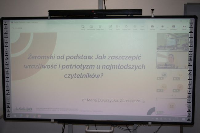 Slajd z tytułem prelekcji dr Marii Dworzyckiej, która prezentowała ją  w formie online za pośrednictwem platformy Microsoft Teams.