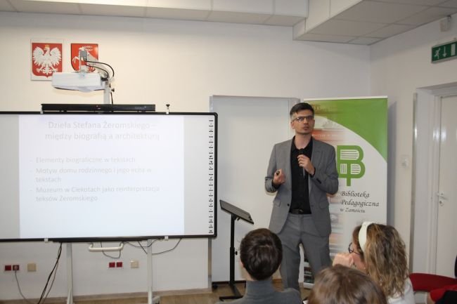 Łukasz Trojanowski prezentuje swój wykład.