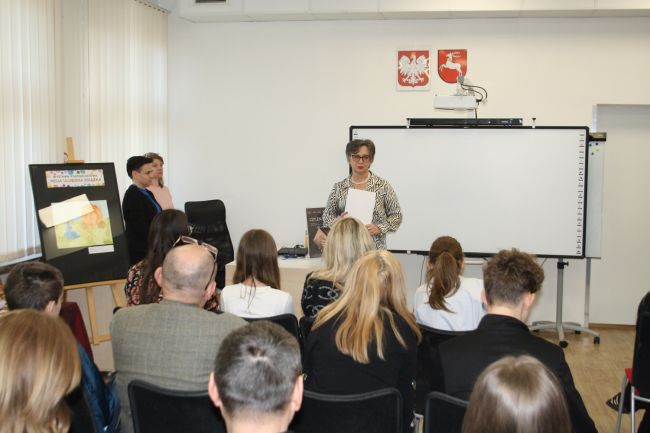 Dyrektor Biblioteki Pedagogicznej przemawia do zebranych przed rozstrzygnięciem konkursu.