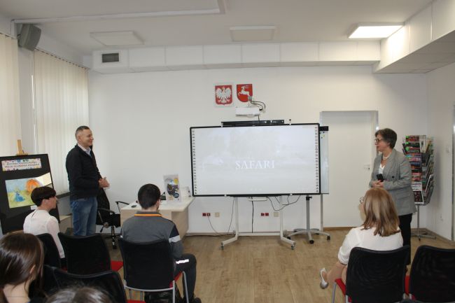 Dyrektor Biblioteki Pedagogicznej w Zamościu wita gościa Jacka Podkościelnego.