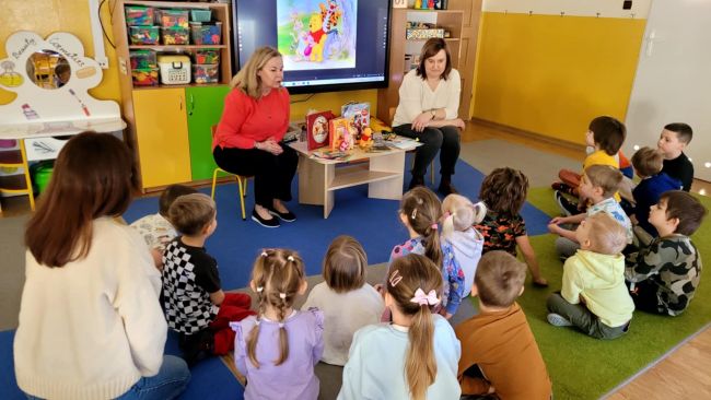 Dzieci słuchają opowiadania o KubusiuPuchatku