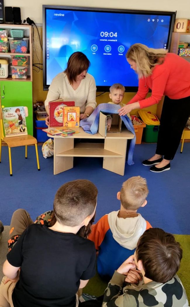 Dzieci odgadują zabawkę ukrytą w pudełku