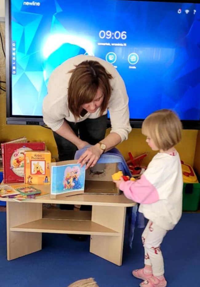 Dzieci odgadują zabawkę ukrytą w pudełku