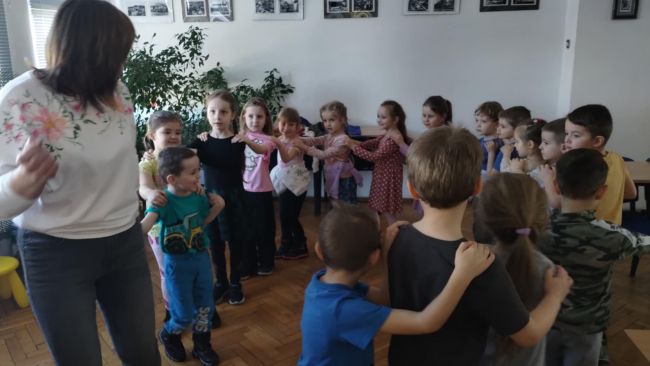 Przedszkolaki w trakcie zabawy ruchowej