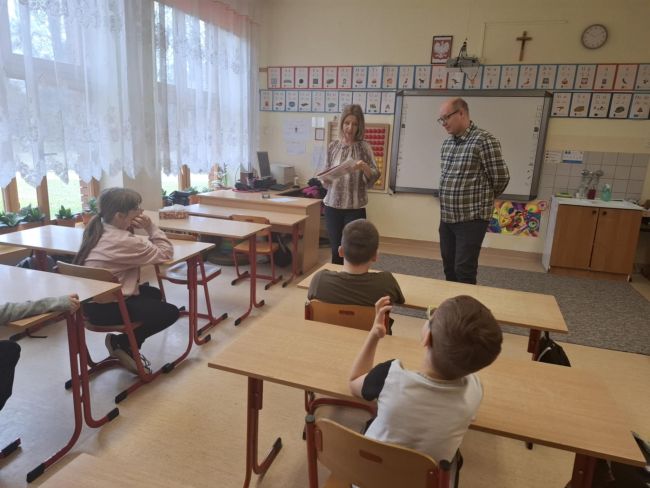 Nauczyciele Biblioteki Pedagogicznej podczas zajęć w Specjalnym Ośrodku Szkolno-Wychowawczym.
