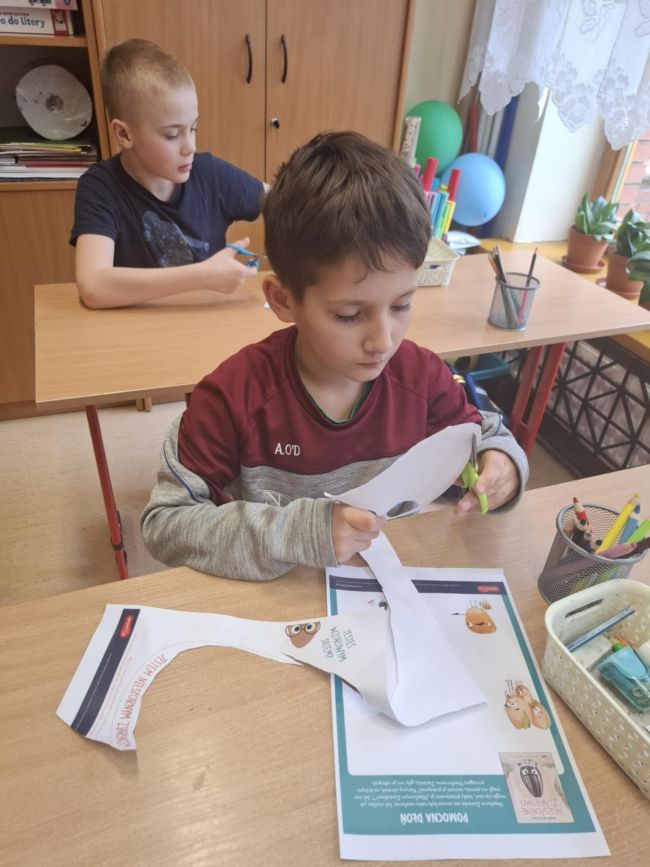 Uczniowie Specjalnego Ośrodka Szkolno-Wychowawczego podczas wykonywania prac plastycznych.