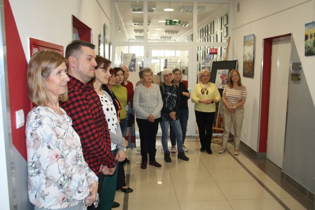 Osoby zgromadzone na finisażu wystawy Diany Rtemi-Borowska.