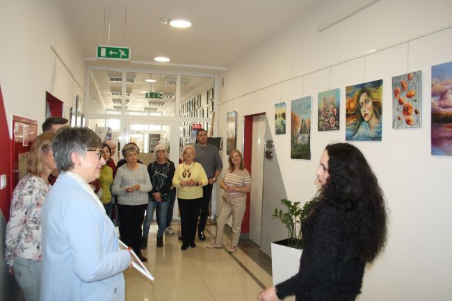 Dyrektor Biblioteki Pedagogicznej, Diana Rtemi-Borowska oraz publiczność zgromadzona na finisażu wystawy.