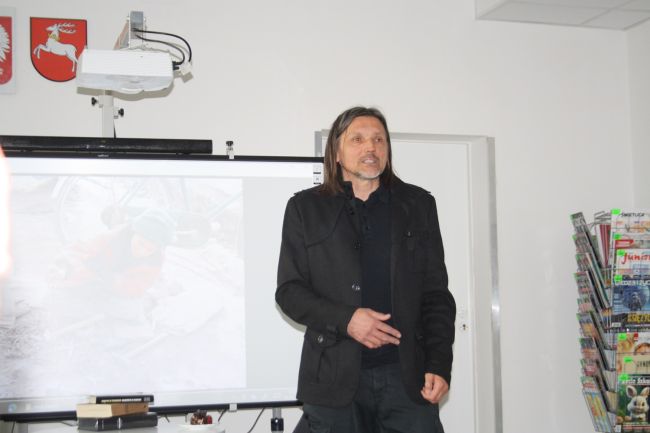 Robert Kulik podczas spotkania w Bibliotece Pedagogicznej.