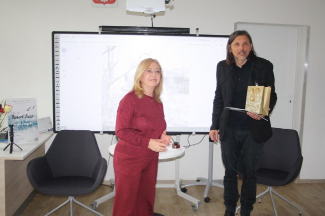 Robert Kulik oraz wicedyrektor Biblioteki Pedagogicznej w Zamościu Anetta Sienkiewicz.