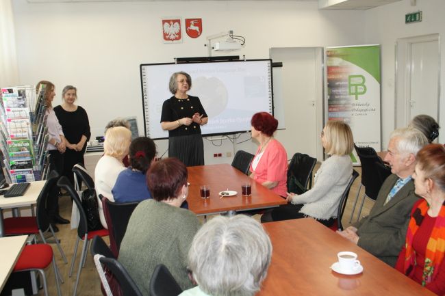 Uczestnicy zajęć korzystają z tabletów skanując kod QR