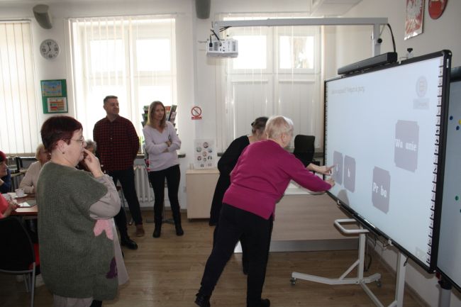 Uczestnicy zajęć piszą dyktando na zakończenie zajęć