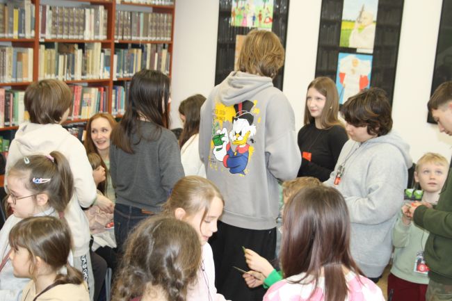 Uczestnicy zajęć Chłopska Szkoła Biznesu handlują, czyli wymieniają się swoimi kartami gry.