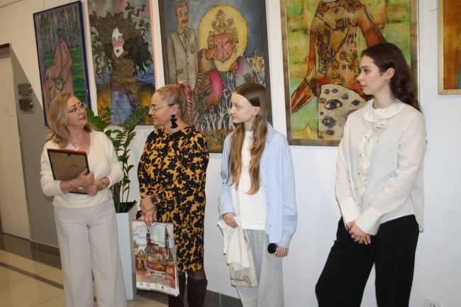 Wicedyrektor Biblioteki Pedagogicznej wraz z głównymi gośćmi finisażu: Magdaleną Cieplechowicz-Buczak oraz młodymi artystkami – Emily Galan i Zuzanną Skowron.