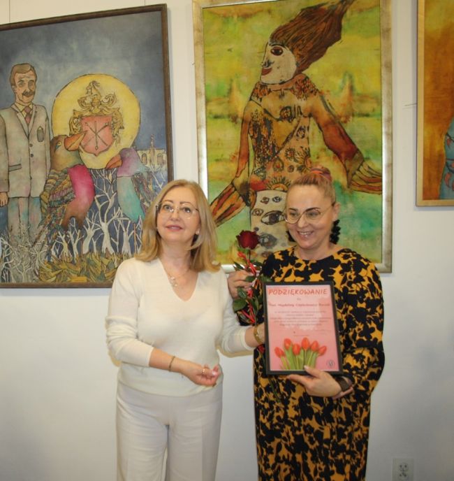 Magdalena Cieplechowicz-Buczak odebrała podziękowanie od wicedyrektora Biblioteki Pedagogicznej w Zamościu.