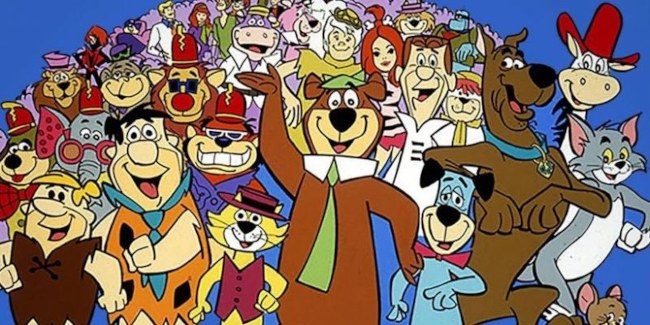 Ilustracja przedstawia różnych bohaterów znanych z kreskówek produkowanych przez studio Hanna-Barbera. Tłum postaci jest bardzo duży. Widać między innymi takich bohaterów jak: Fred Flinstone i Barney Rubble, Miś Yogi, Kot Tip-Top, Tom i Jerry, Pies Huckleberry, Scooby Doo, Różowa Pantera.