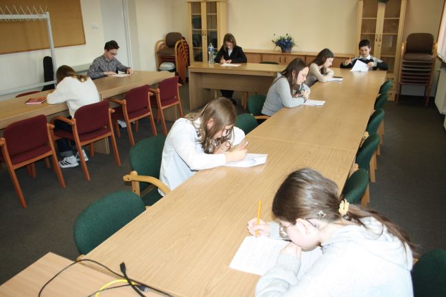 Uczestnicy konkursu podczas pisania finałowego testu.